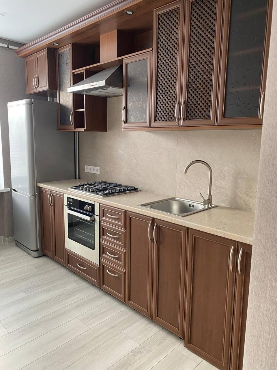 Apartpoltava Двокімнатні Апартаменти З Джакузі Біля Листопаду Dış mekan fotoğraf